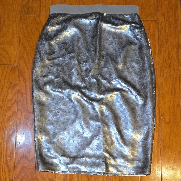Banana Republic Dresses & Skirts - Banana Republic Metallic Sequin Pencil Skirt Size 2 NWT $158 MSRP
